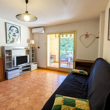 Apartment With Balcony Near The And Downtown
