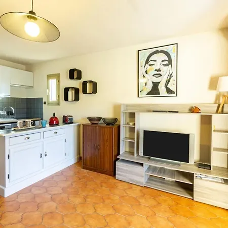 Apartment With Balcony Near The And Downtown *